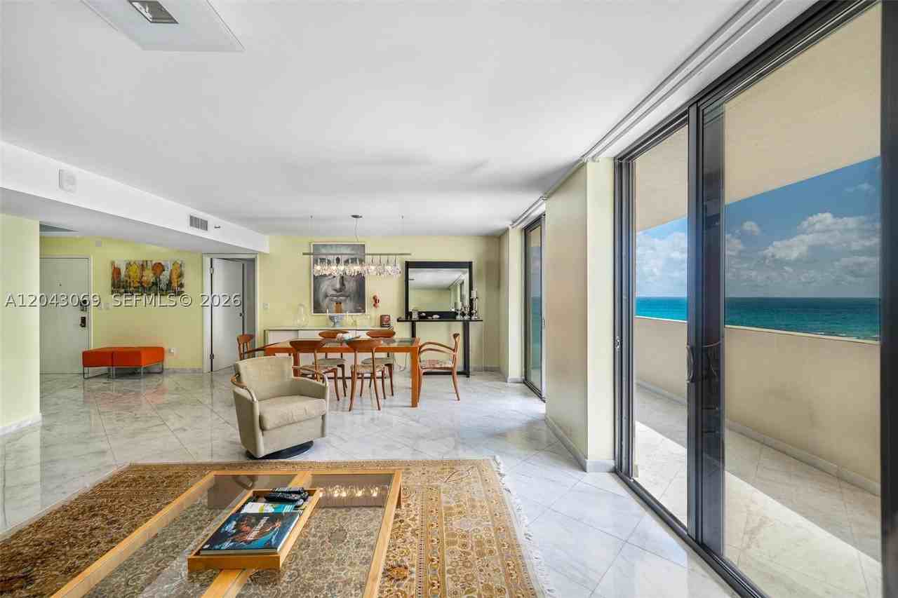 1623 Collins Ave - Photo 5 of 40