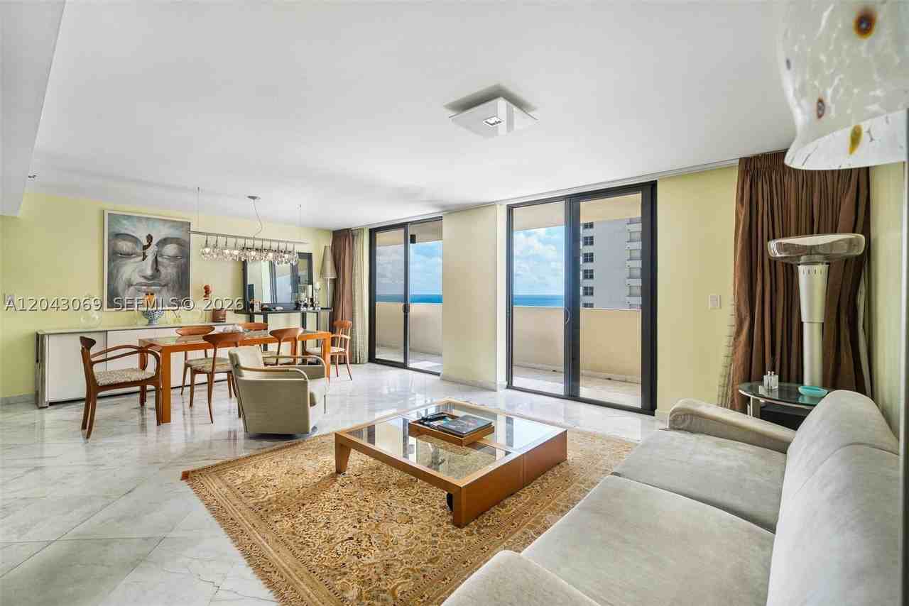 1623 Collins Ave - Photo 6 of 40
