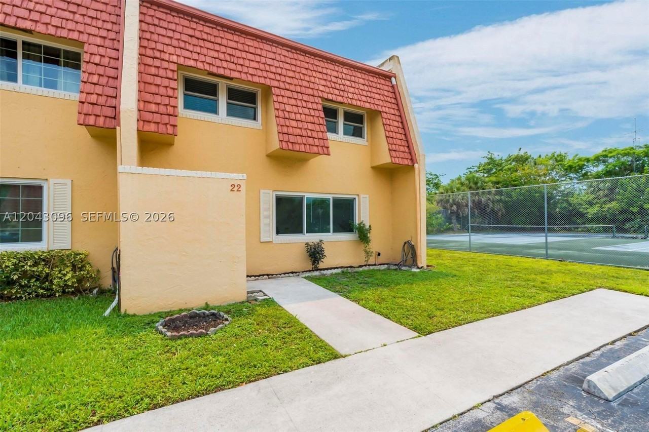 22 Canterbury Ln #22