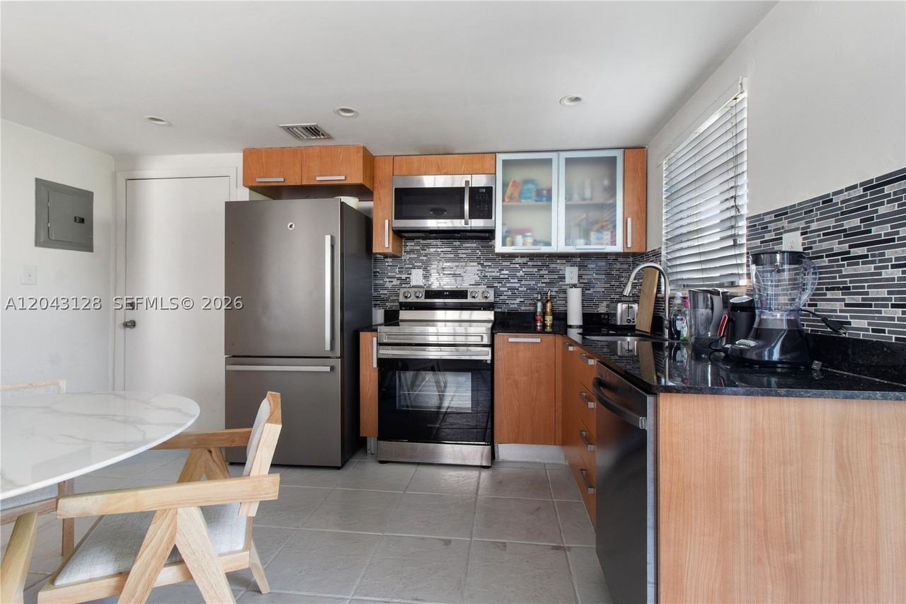 1050 7th St #1050-3 - Photo 3 of 11