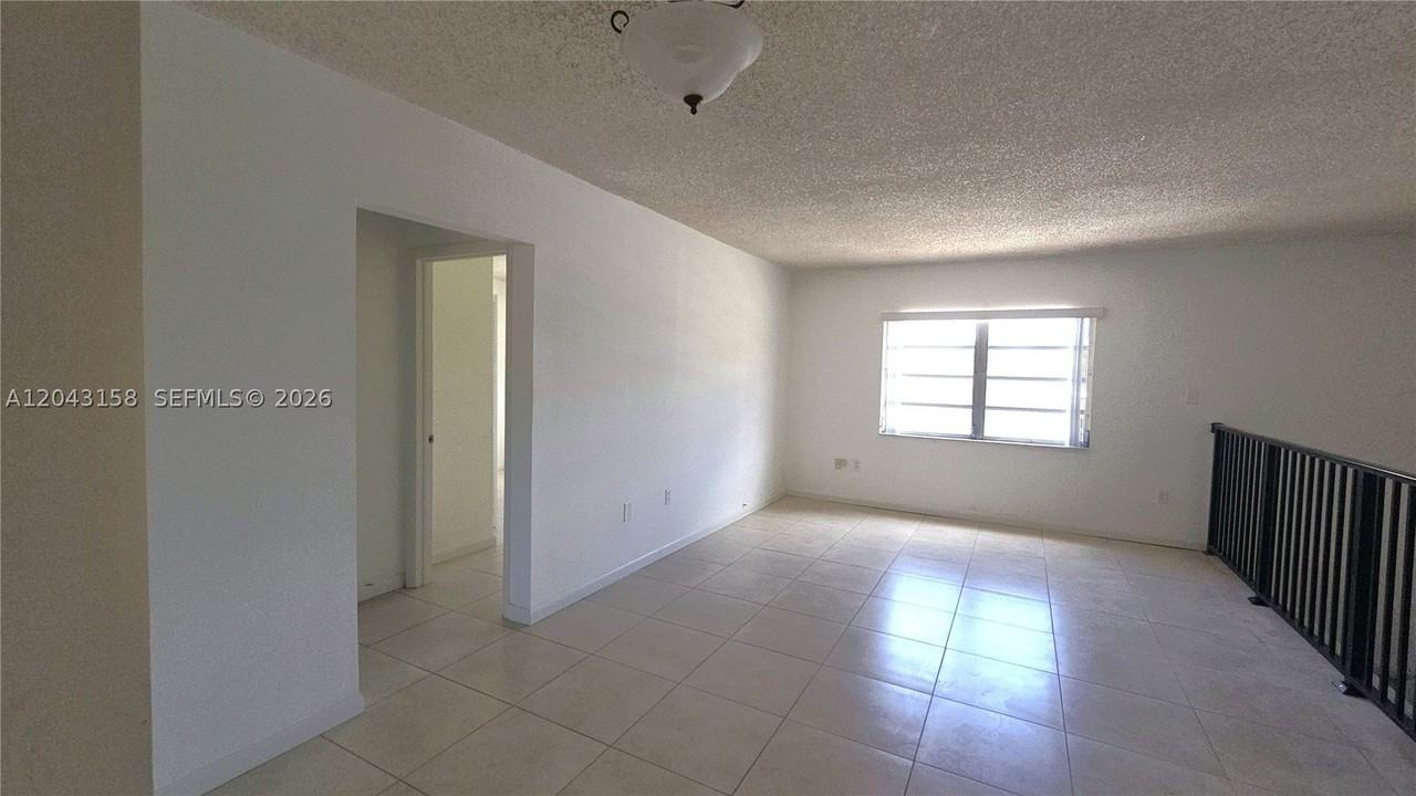 3519 Sw 17th Ter #3519 - Photo 4 of 15