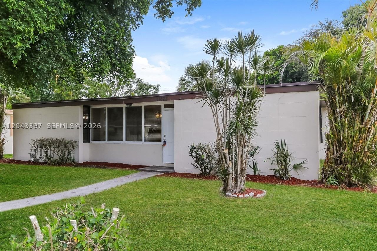 11823 Dahlia Dr - Photo 3 of 15