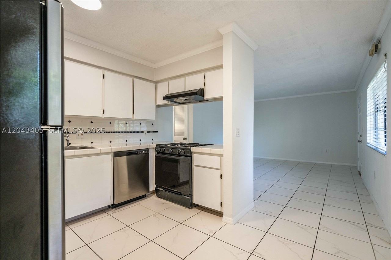 3265 Virginia St #18 - Photo 5 of 25