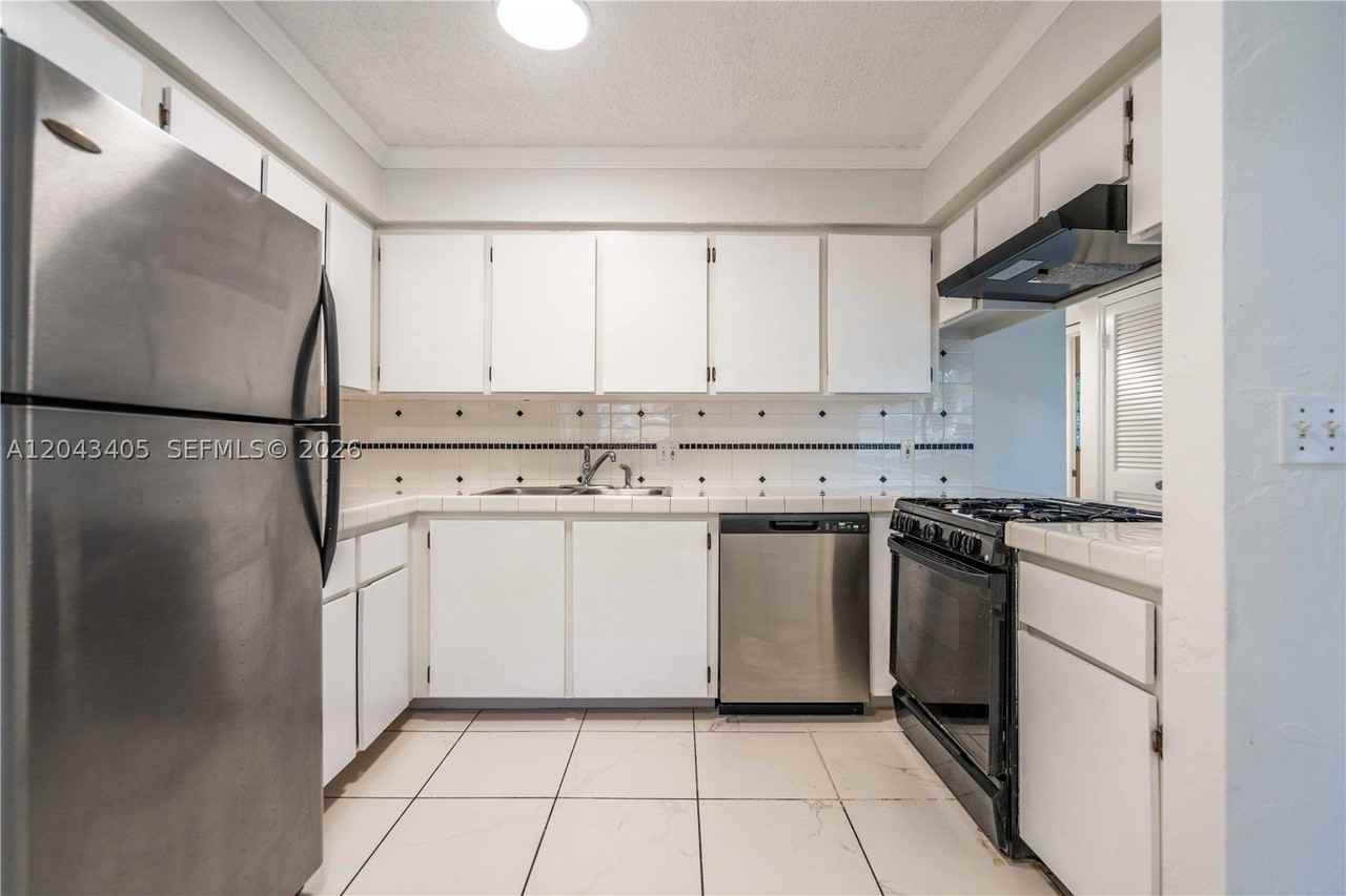 3265 Virginia St #18 - Photo 6 of 25