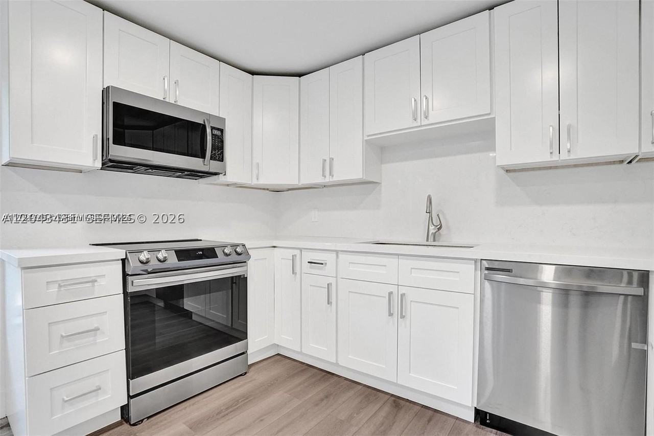 630 Ne 52nd Ter - Photo 4 of 22