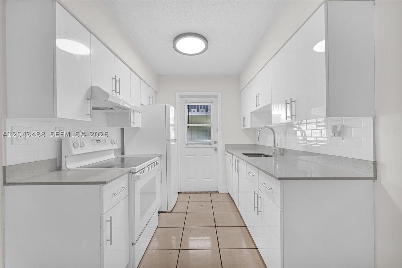 861 Sw 74th Ter #102D - Photo 3 of 28