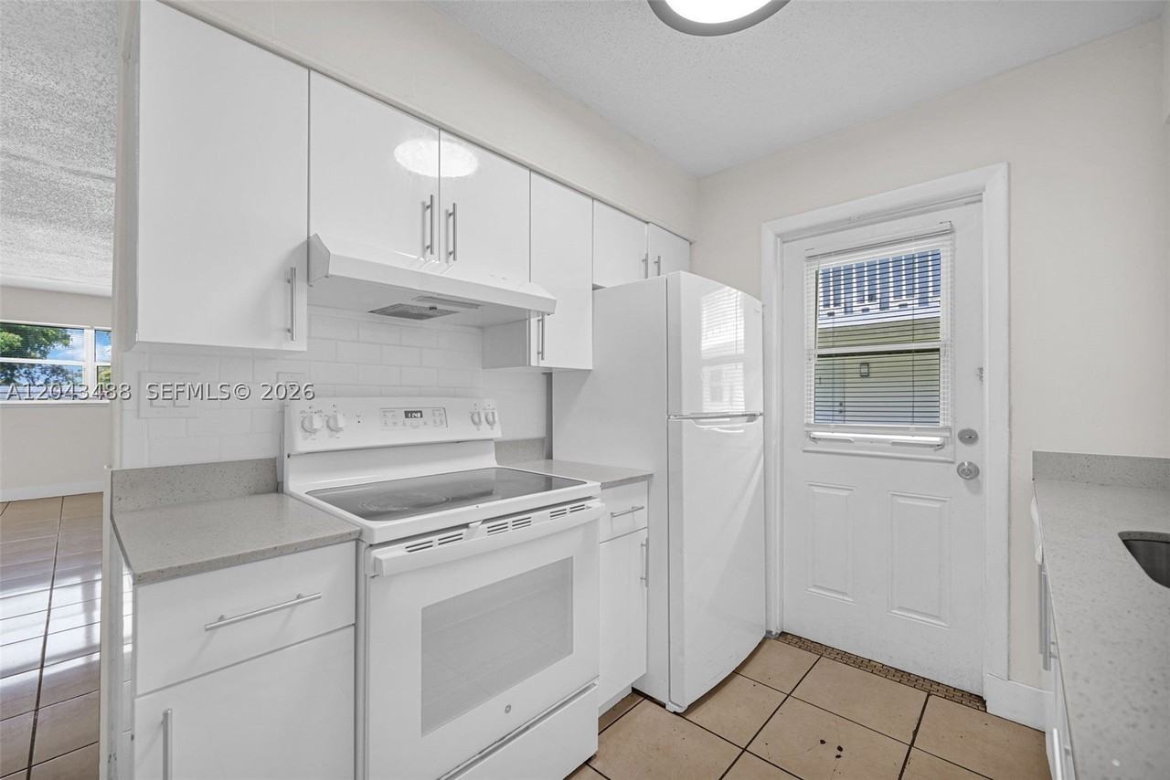861 Sw 74th Ter #102D - Photo 4 of 28