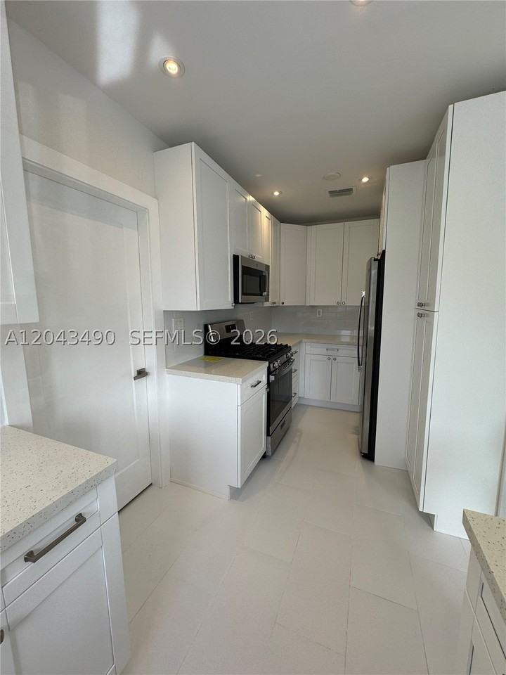 951 E 32nd St - Photo 6 of 25