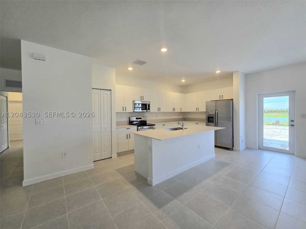 2423 Se 30th St - Photo 4 of 40