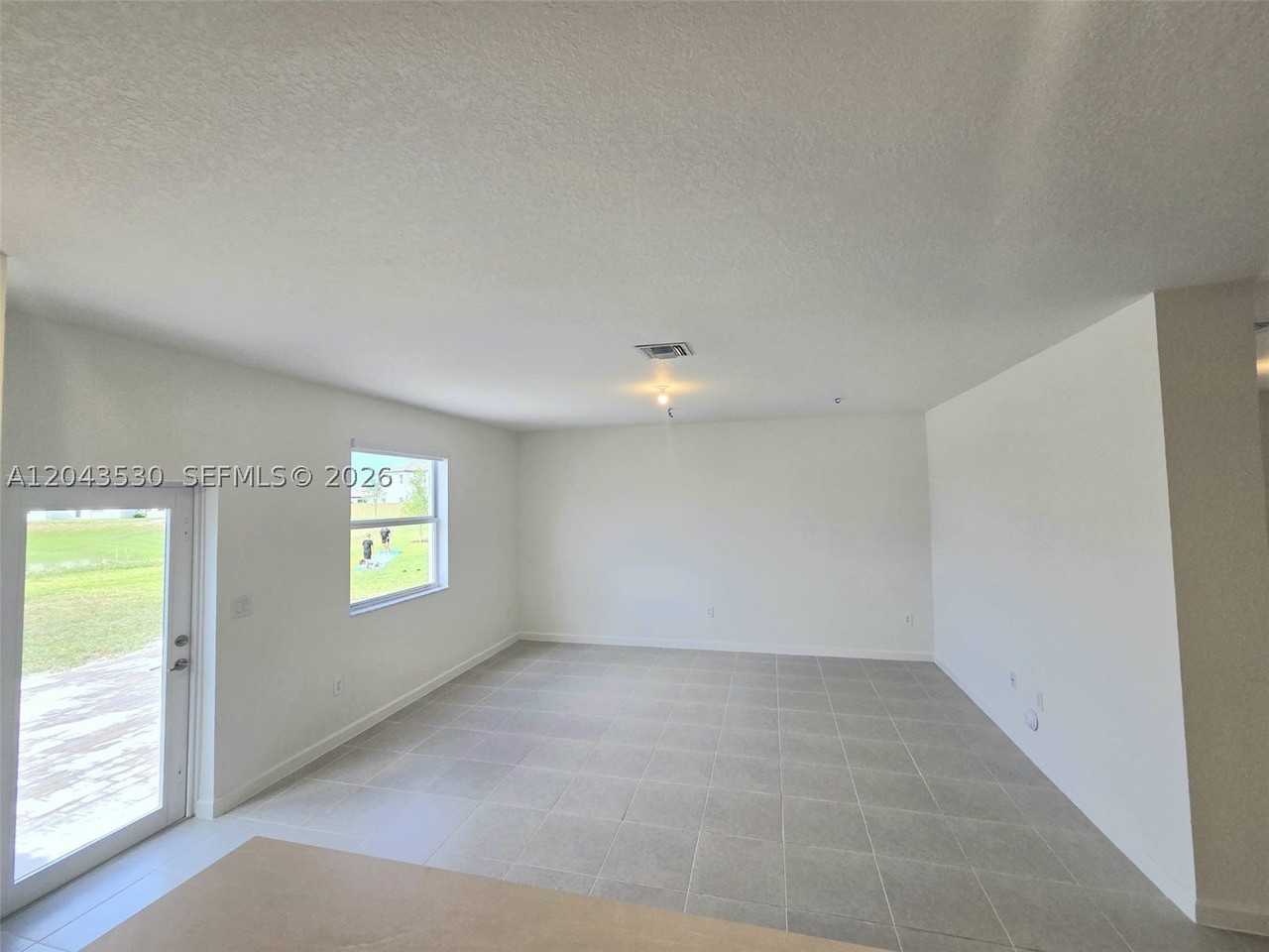 2423 Se 30th St - Photo 6 of 40
