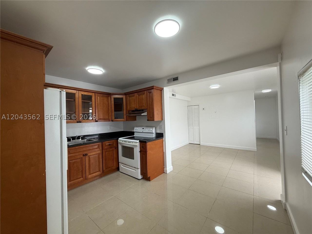 1122 Nw 32nd Ct - Photo 6 of 10