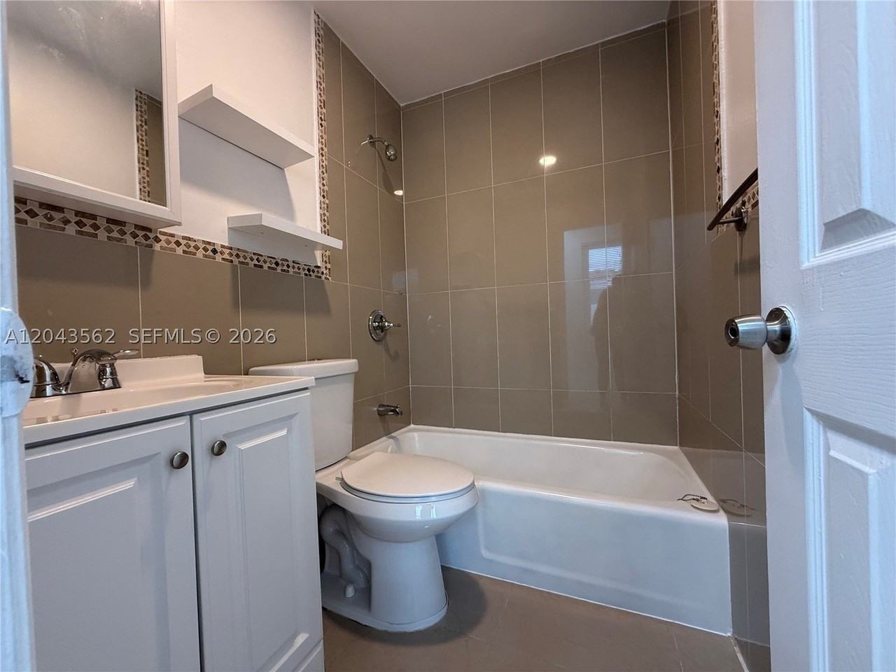 1122 Nw 32nd Ct - Photo 7 of 10