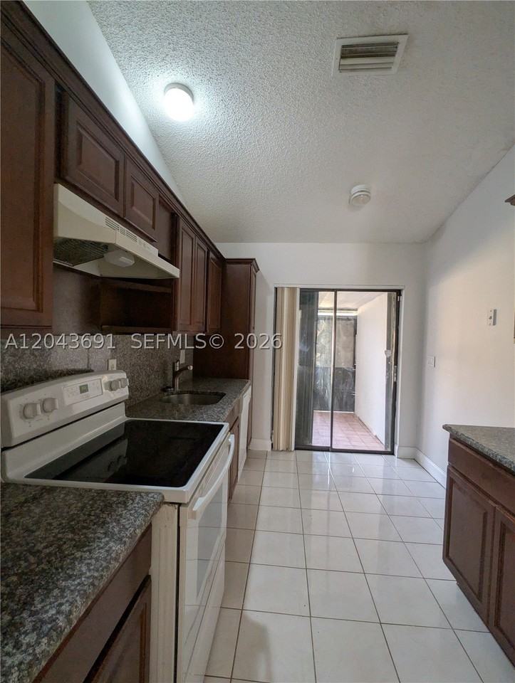 7502 Nw 33rd St - Photo 6 of 24