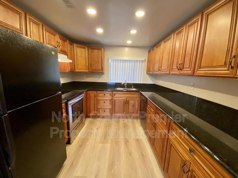 2850 Englewood Way - Photo 4 of 11