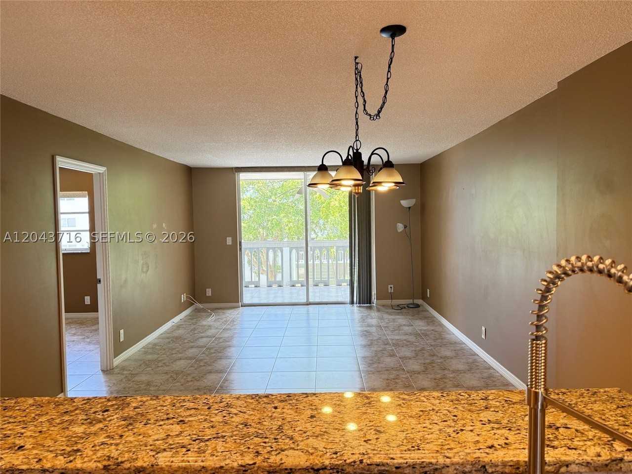 320 Ne 12th Ave #303 - Photo 5 of 17
