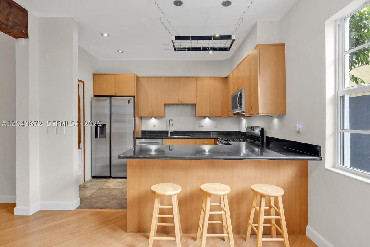 305 Jefferson Ave #2 - Photo 3 of 21