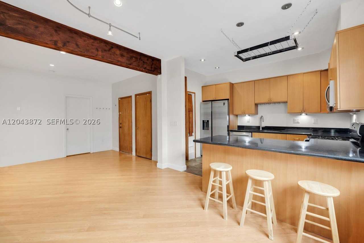 305 Jefferson Ave #2 - Photo 4 of 21