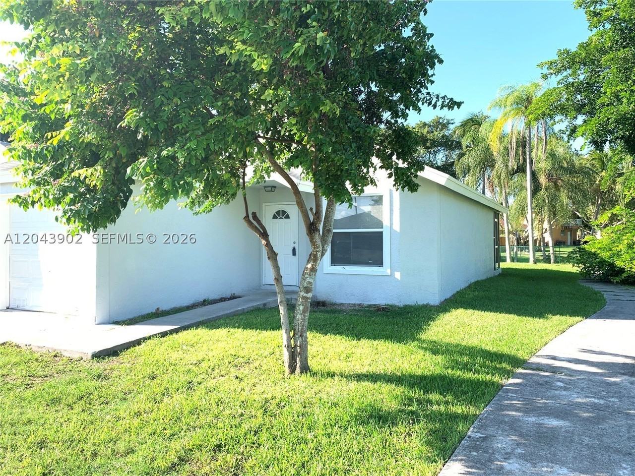 848 Sw 10th St #NA - Photo 2 of 12