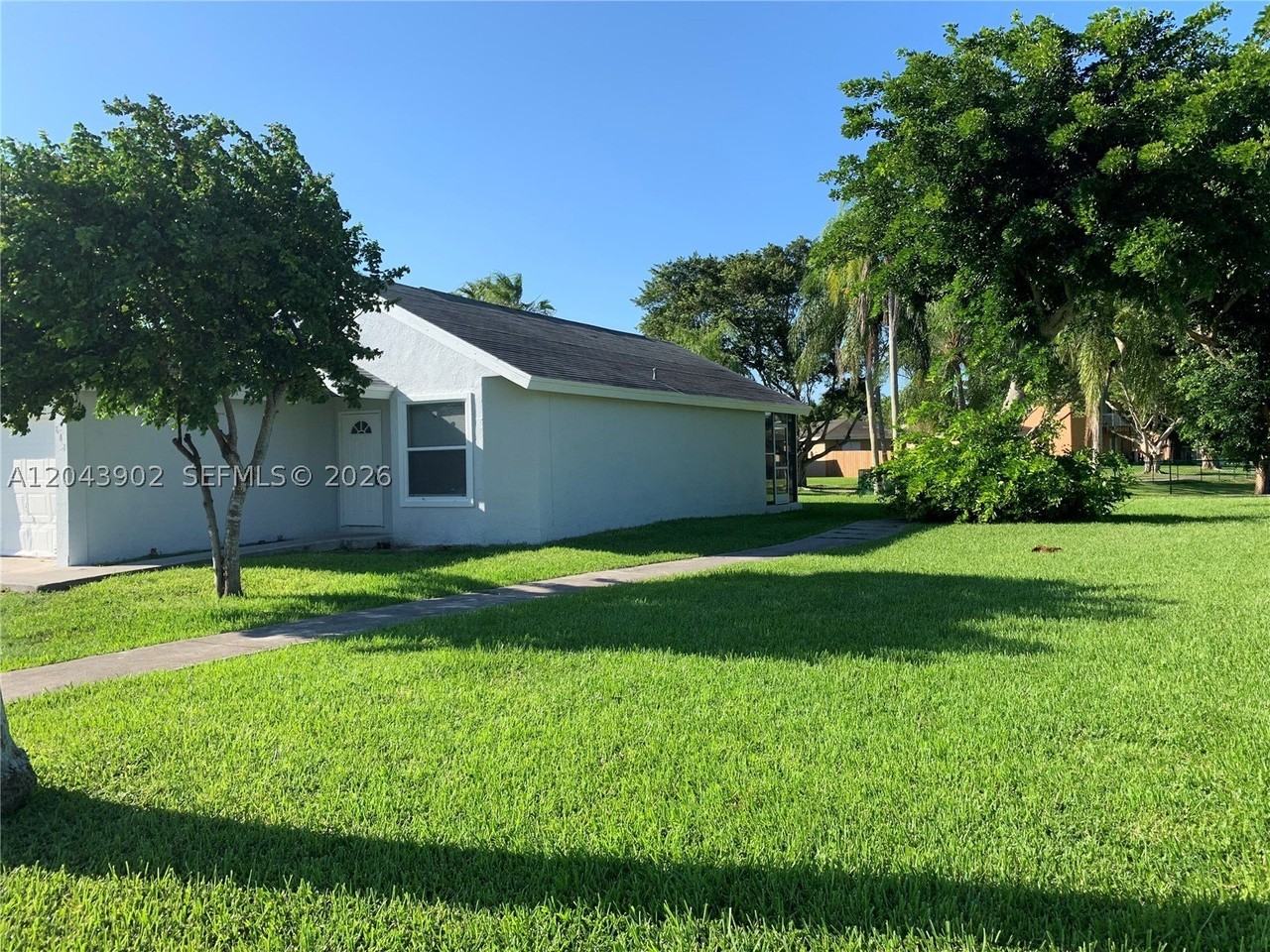 848 Sw 10th St #NA - Photo 3 of 12