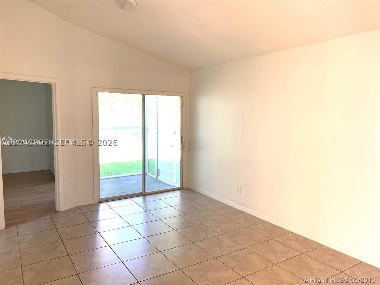 848 Sw 10th St #NA - Photo 4 of 12