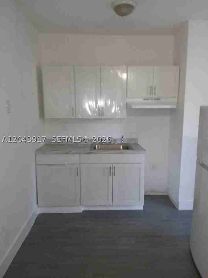 1003 Sw 15th Ave #6 - Photo 2 of 8