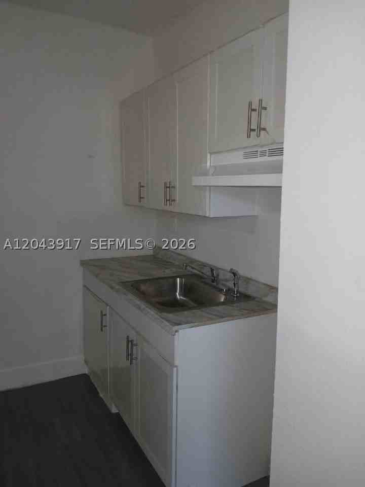 1003 Sw 15th Ave #6 - Photo 3 of 8