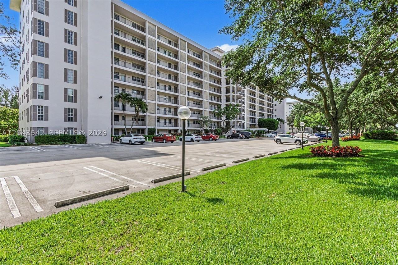3250 N Palm Aire Dr #406