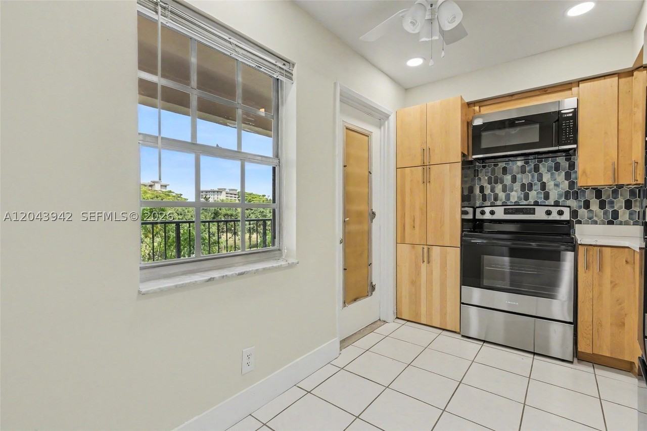 3250 N Palm Aire Dr #406 - Photo 7 of 43