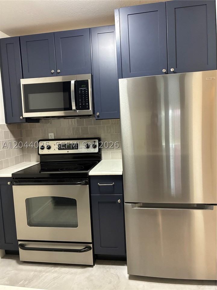 153 Ne 141st St #B - Photo 3 of 18