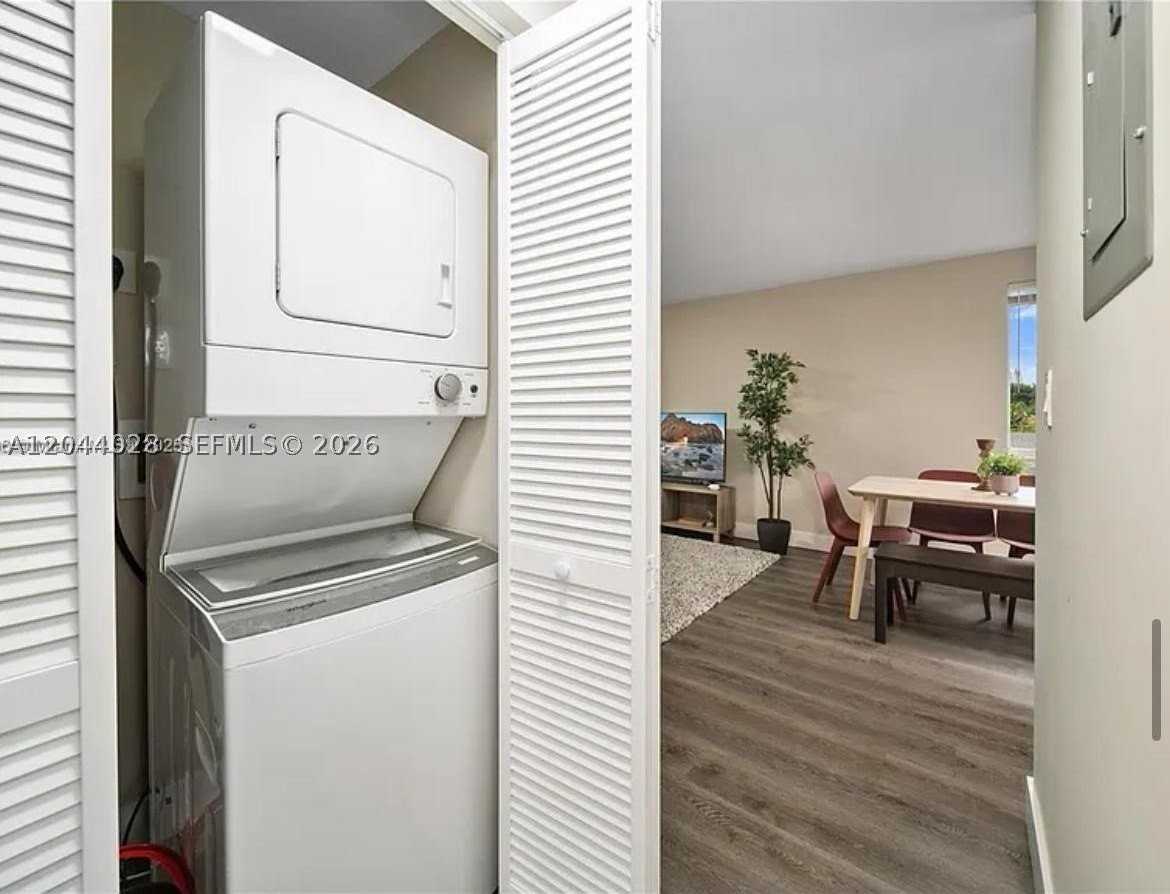 2311 Scott St #2 - Photo 6 of 11
