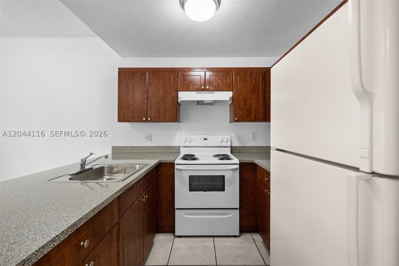 2421 W 78th St #104 - Photo 4 of 22