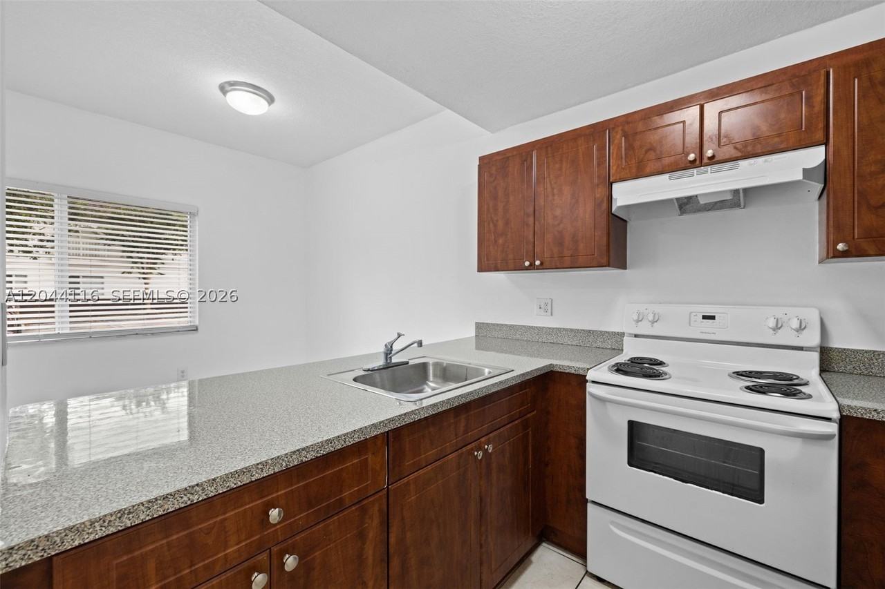 2421 W 78th St #104 - Photo 5 of 22