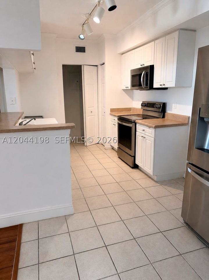 17145 N Bay Rd #4307 - Photo 4 of 35
