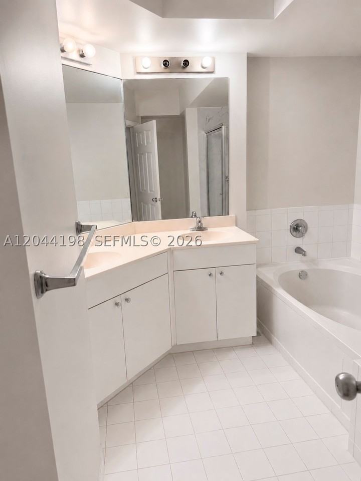 17145 N Bay Rd #4307 - Photo 6 of 35