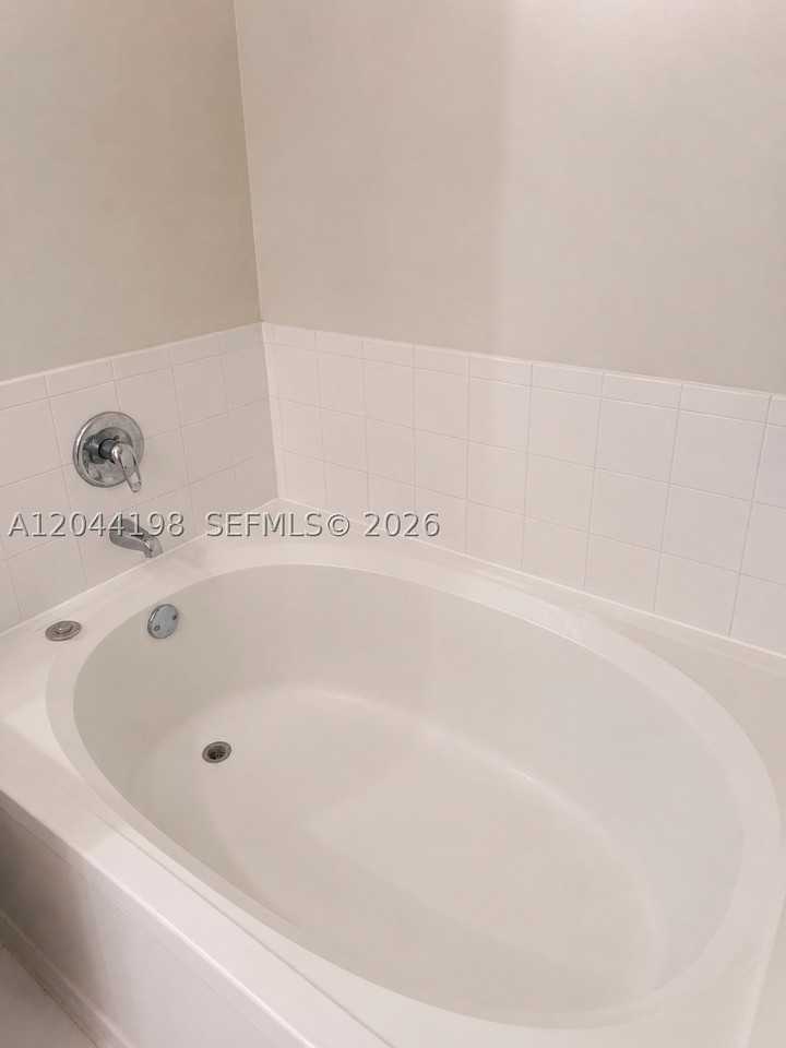 17145 N Bay Rd #4307 - Photo 7 of 35