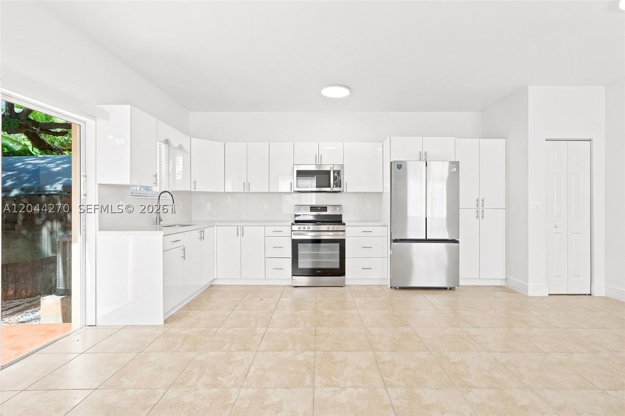 145 Ne 60th St #145 - Photo 2 of 30