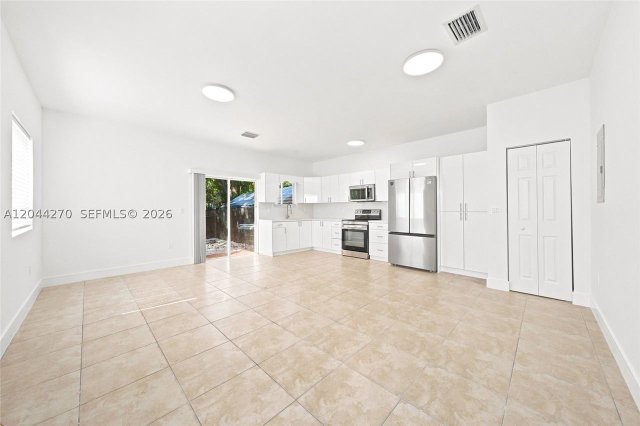 145 Ne 60th St #145 - Photo 3 of 30
