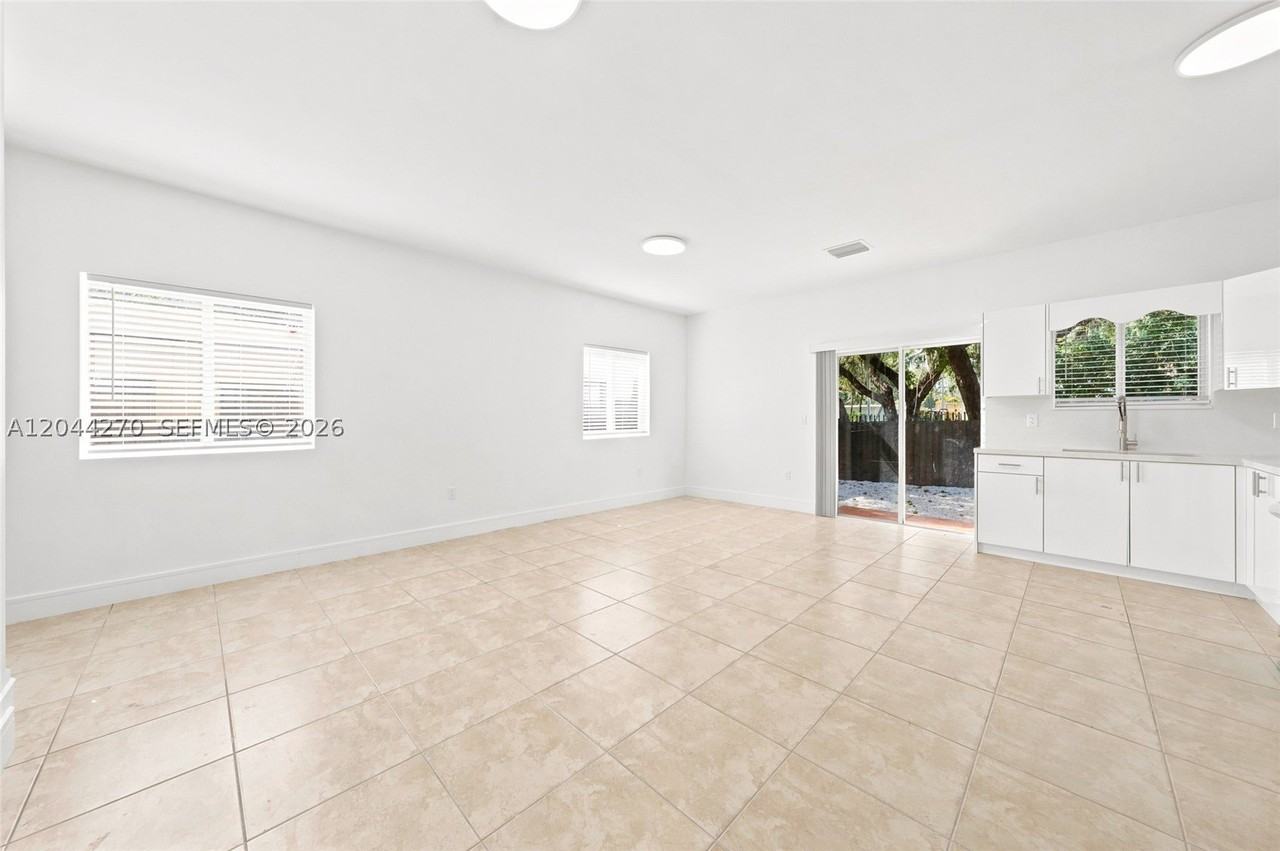 145 Ne 60th St #145 - Photo 4 of 30