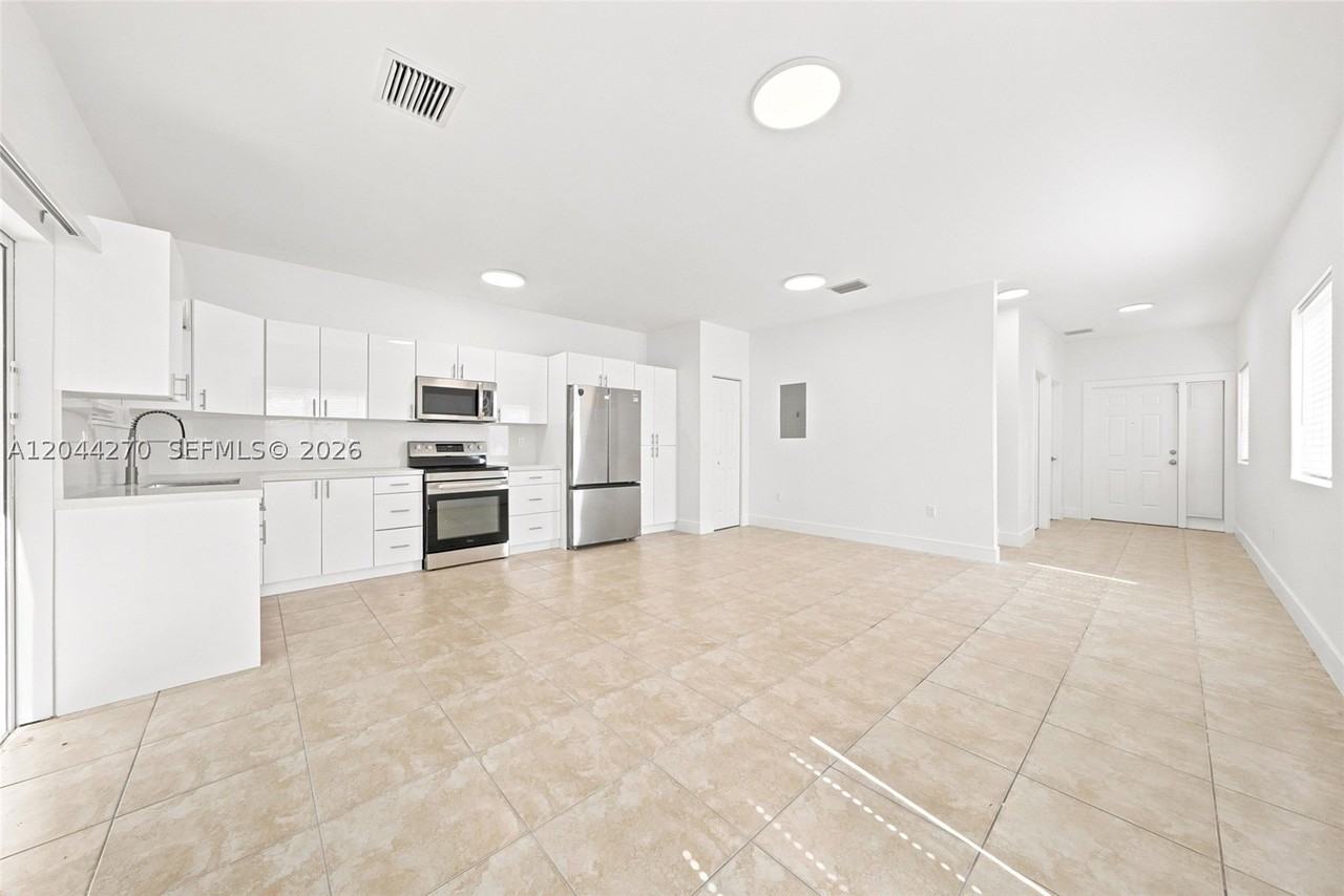 145 Ne 60th St #145 - Photo 5 of 30