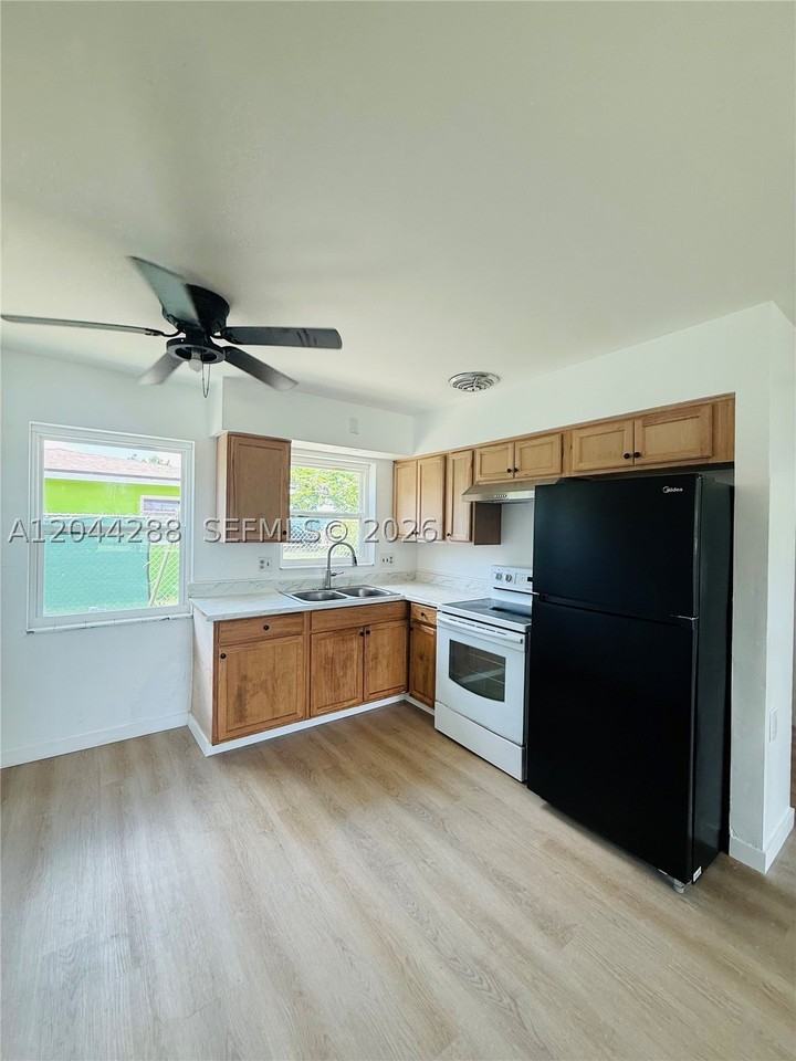2423 Jeffcott St #1 - Photo 2 of 10