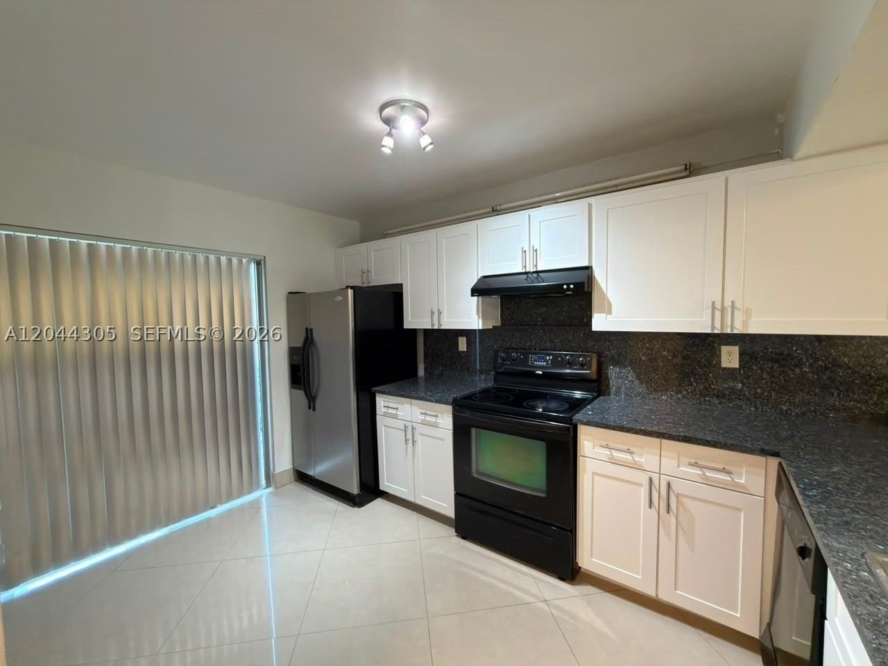862 Crystal Lake Dr - Photo 5 of 9