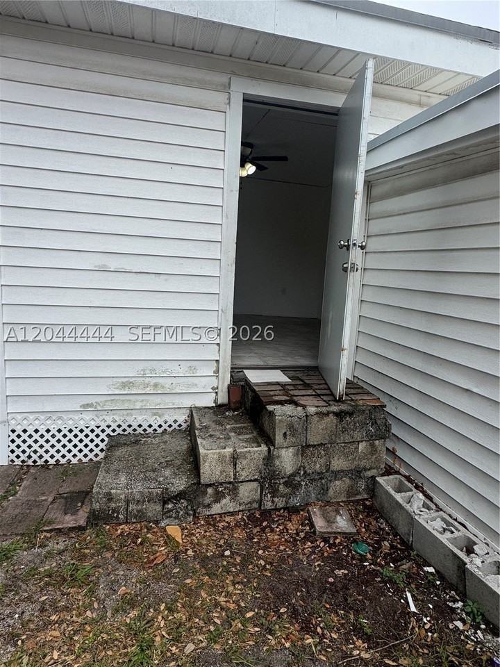 3271 Nw 15th St - Photo 2 of 21