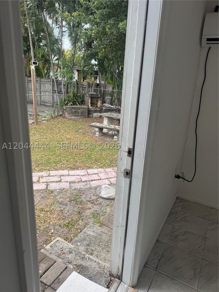 3271 Nw 15th St - Photo 4 of 21
