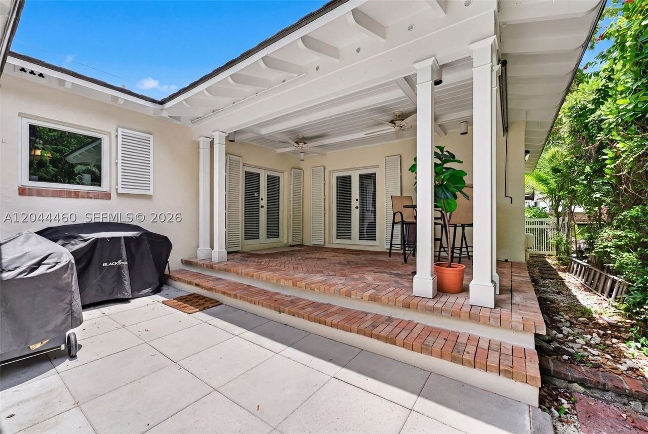 1710 Segovia St - Photo 4 of 25