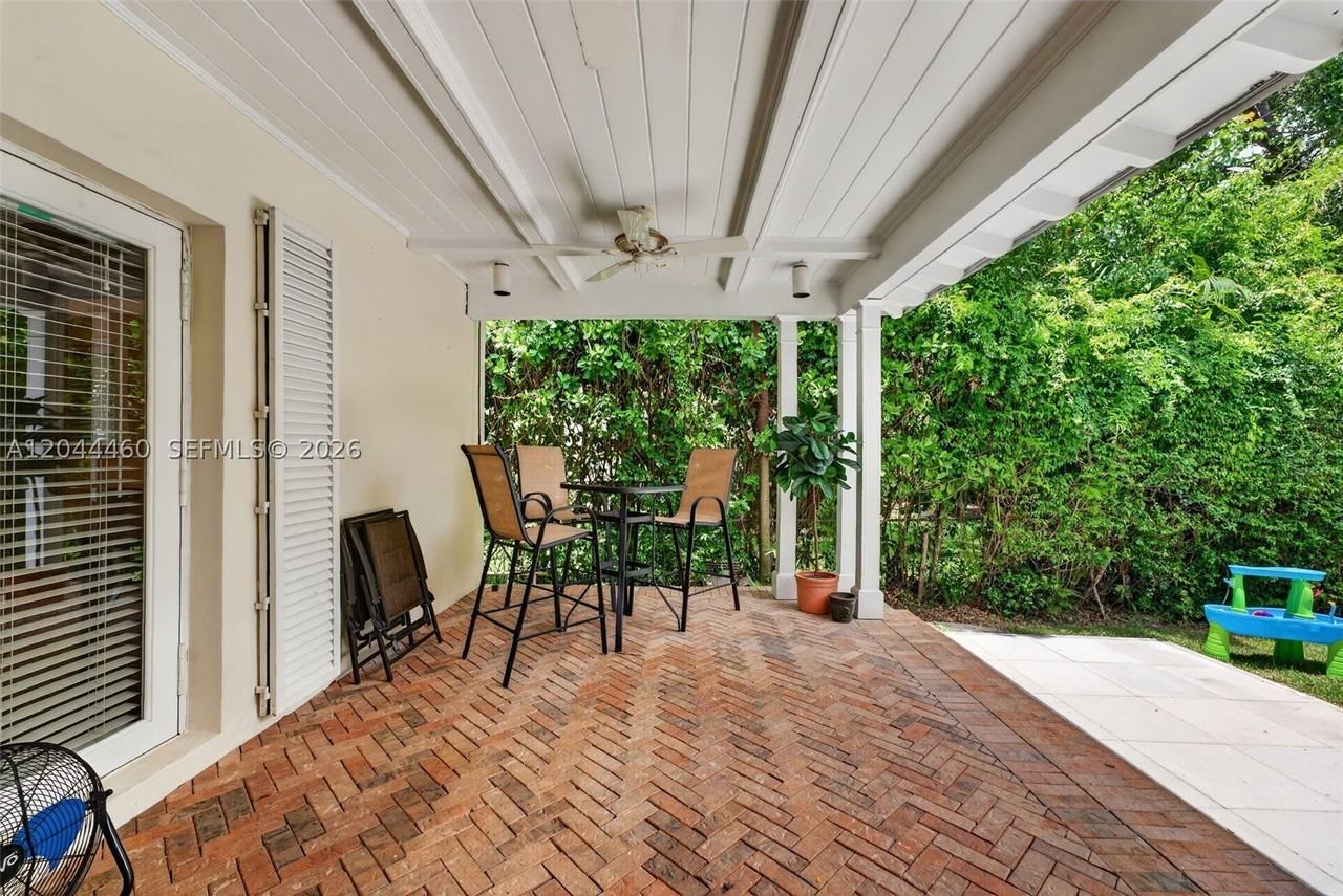 1710 Segovia St - Photo 5 of 25