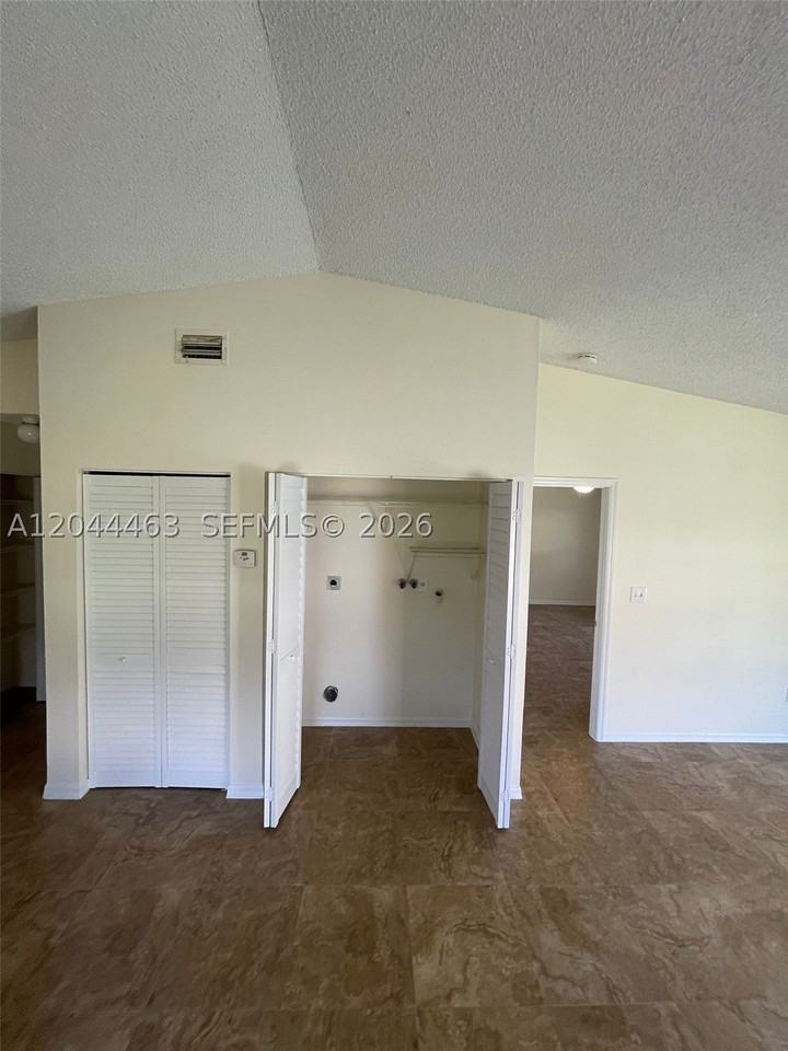 6031 Sw 36th Ct #REAR - Photo 3 of 9