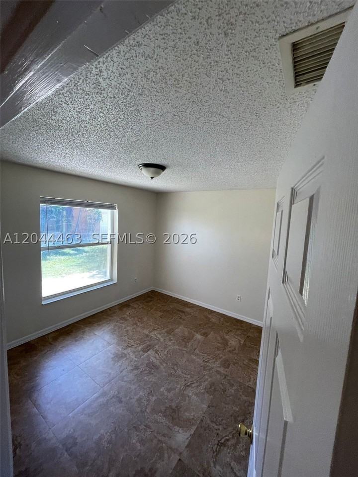 6031 Sw 36th Ct #REAR - Photo 6 of 9