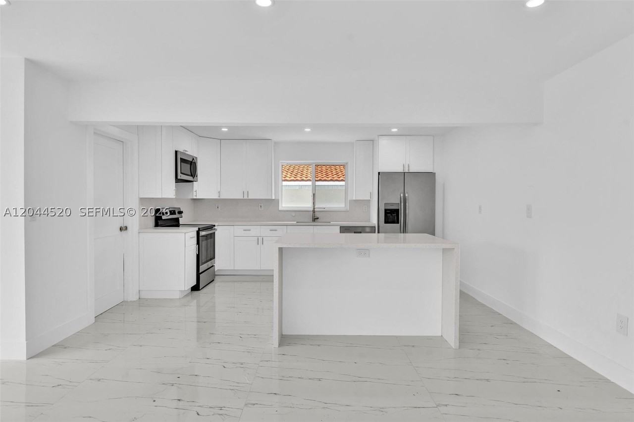 8858 Harding Ave - Photo 4 of 28