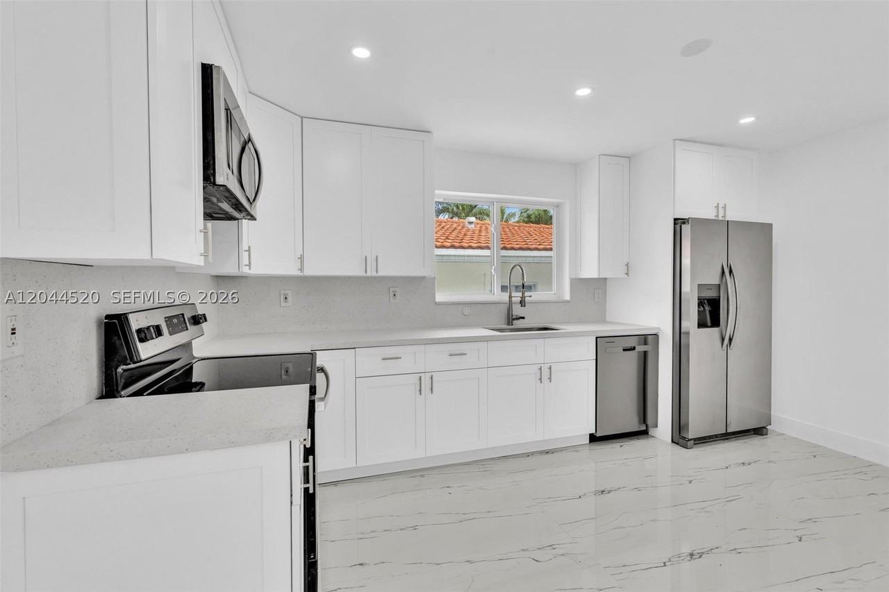 8858 Harding Ave - Photo 6 of 28
