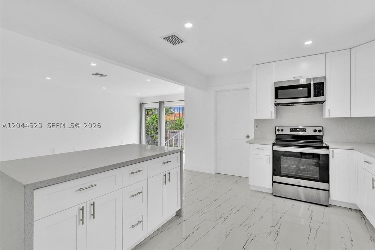 8858 Harding Ave - Photo 7 of 28